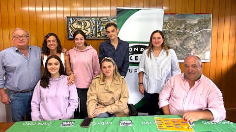 Enrique Carballeira con los invitados al programa especial desde Caravia