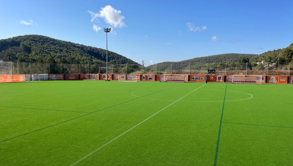 Imagen del nuevo césped artificial del campo municipal de fútbol de Sant Josep de sa Talaia