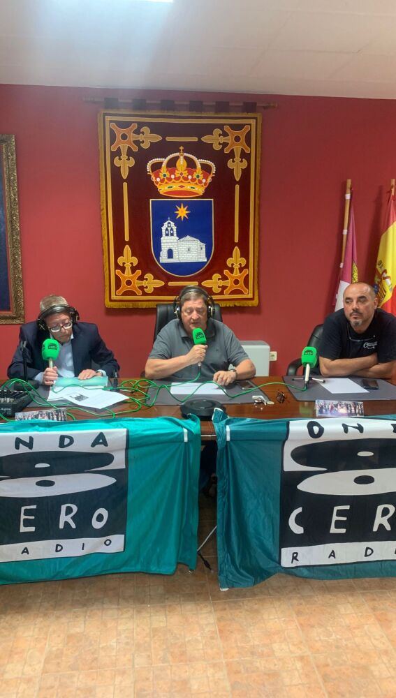 Joaquín González Mena, en el centro, junto a Óscar San Martín, director y conductor del programa