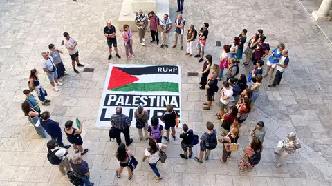 Momento de la reunión de la Asamblea celebrada este jueves en el comienzo del encierro, en una imagen facilitada a EFE. Momento de la reunión de la Asamblea celebrada este jueves en el comienzo del encierro, en una imagen facilitada a EFE.