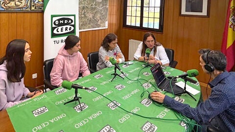 Invitados durante la participaci&oacute;n en el programa especial desde Caravia