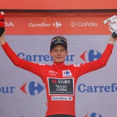 Almeida recorta en la crono pero Vingegaard aguanta el maillot rojo