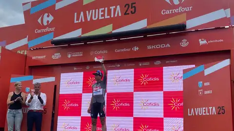 Jasper Philipsen celebra su triunfo Jasper Philipsen celebra su triunfo