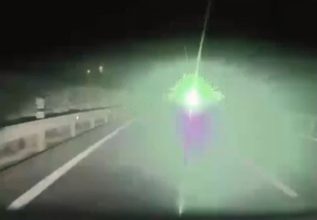 La Guardia Civil investiga a un conductor que durante la noche usaba un puntero laser contra otros vehículos en circulación La Guardia Civil investiga a un conductor que durante la noche usaba un puntero laser contra otros vehículos en circulación