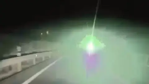 La Guardia Civil investiga a un conductor que durante la noche usaba un puntero laser contra otros vehículos en circulación La Guardia Civil investiga a un conductor que durante la noche usaba un puntero laser contra otros vehículos en circulación