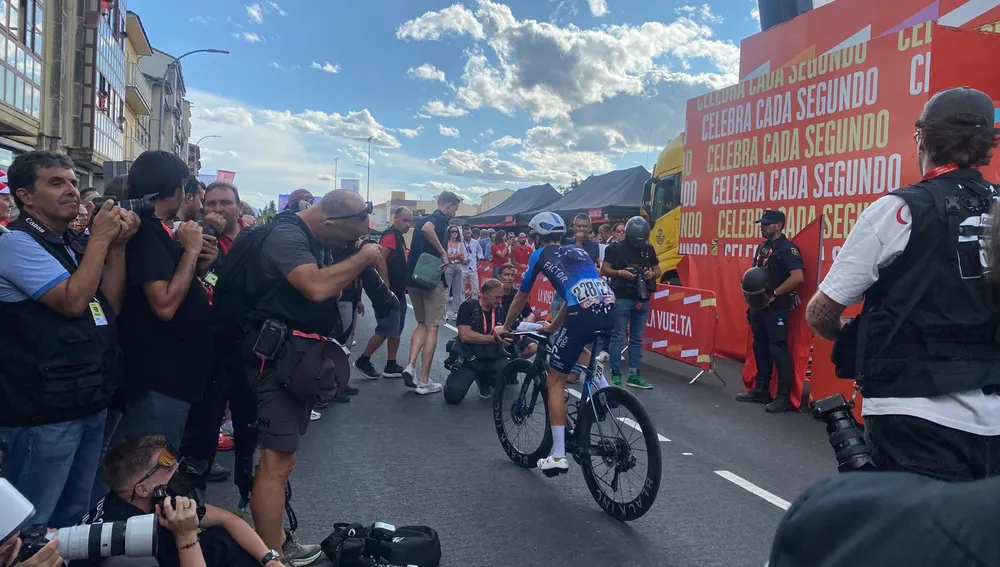 Un ciclista del Israel-Premier Tech marchándose, como la Vuelta a España de Salamanca hasta el año... Un ciclista del Israel-Premier Tech marchándose, como la Vuelta a España de Salamanca hasta el año...