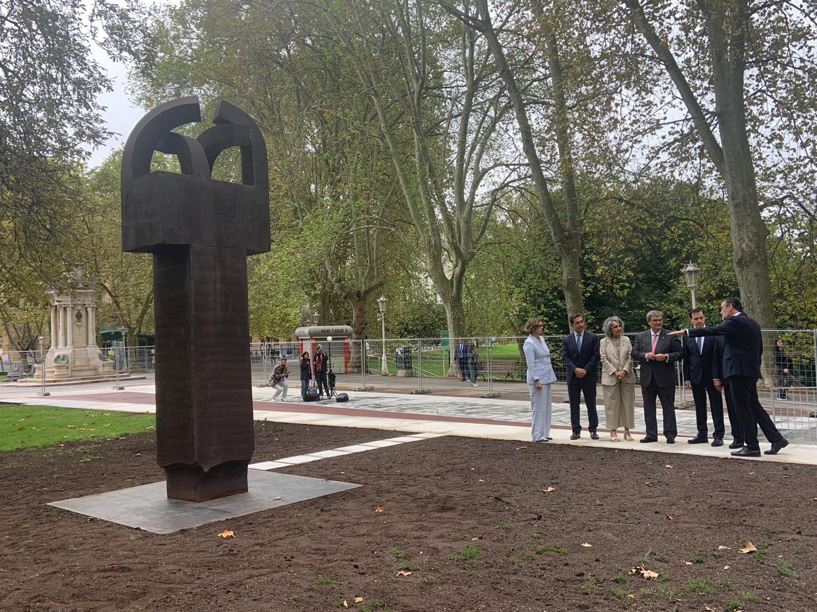 Regresa a Bilbao la escultura ‘Elogio del Hierro III’, instalada frente al Bellas Artes Regresa a Bilbao la escultura ‘Elogio del Hierro III’, instalada frente al Bellas Artes