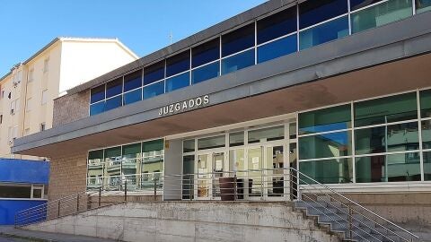 Entrada al Juzgado de Las Salesas en Santander
