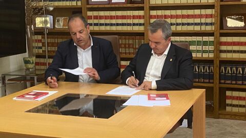 Firma del convenio entre el Ayuntamiento de Aspe y la C&aacute;mara de Comercio.