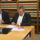Firma del convenio entre el Ayuntamiento de Aspe y la Cámara de Comercio. Firma del convenio entre el Ayuntamiento de Aspe y la Cámara de Comercio.