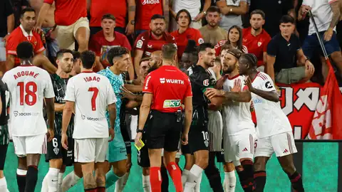 Disputa entre los jugadores de ambos equipos tras una jugada del Elche durante el partido de la jornada 3 de LaLiga EA Sports, que disputan Sevilla FC y Elche CF, en el estadio Ramón Sánchez-Pizjuán Disputa entre los jugadores de ambos equipos tras una jugada del Elche durante el partido de la jornada 3 de LaLiga EA Sports, que disputan Sevilla FC y Elche CF, en el estadio Ramón Sánchez-Pizjuán