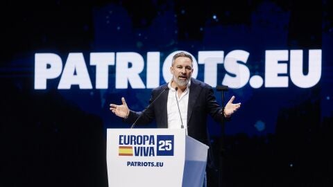 El presidente del VOX, Santiago Abascal, interviene durante el acto pol&iacute;tico de VOX &lsquo;Europa Viva 2025&rsquo;, 