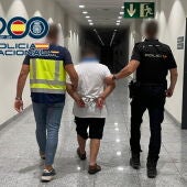 Agentes de la Policía Nacional con el detenido en el aeropuerto Alicante-Elche.