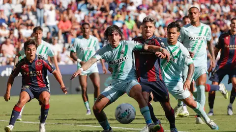 Héctor Bellerín forcejea con Iván Romero durante el Betis-Levante. Héctor Bellerín forcejea con Iván Romero durante el Betis-Levante.