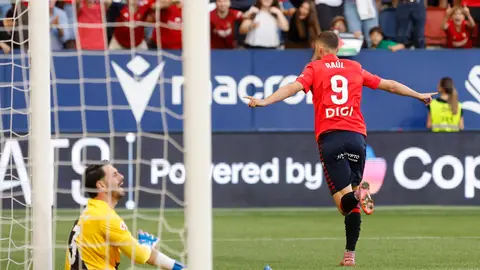 Raúl celebra su gol ante el Rayo Raúl celebra su gol ante el Rayo