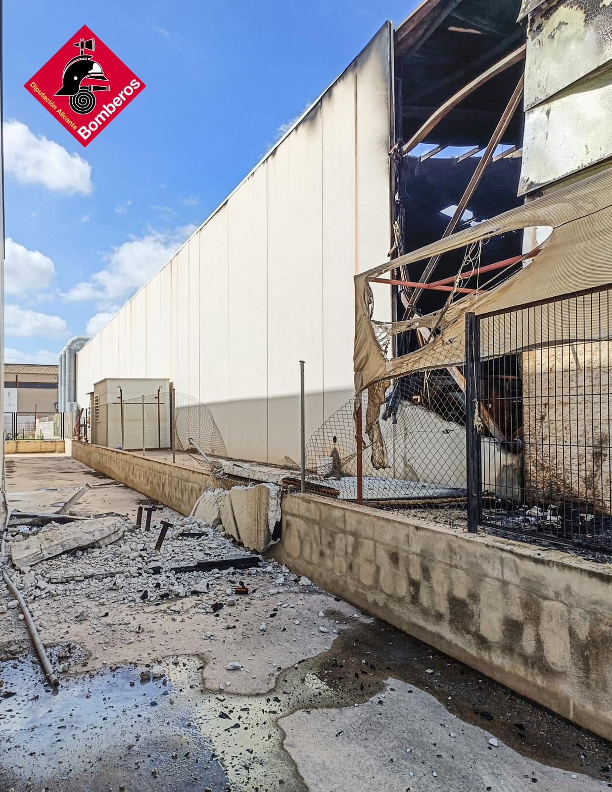 Bomberos de Elche y Crevillent sofocan un incendio en una nave del polígono Catxapets Bomberos de Elche y Crevillent sofocan un incendio en una nave del polígono Catxapets