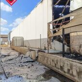 Nave afectada por el incendio en el polígono Catxapets de Crevillent.