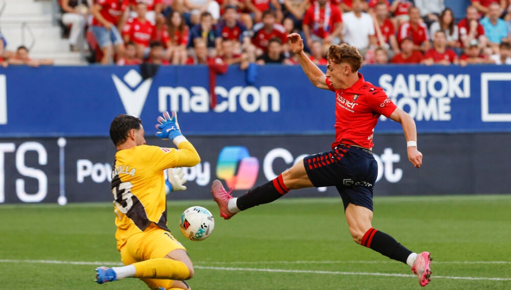 Víctor Muñoz intente superar al portero del Rayo