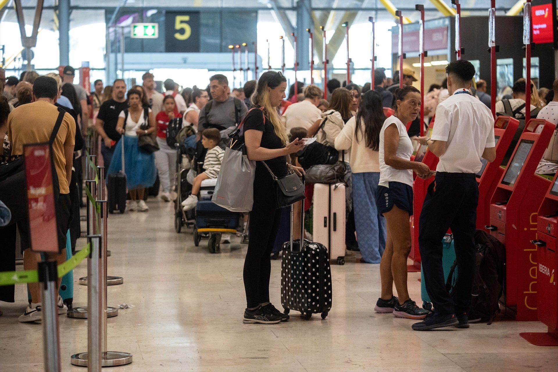 Caos en Barajas: retrasos y largas colas por la huelga del personal de seguridad Caos en Barajas: retrasos y largas colas por la huelga del personal de seguridad