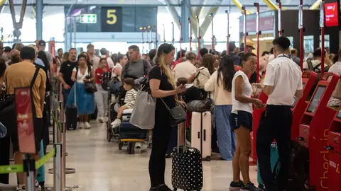Caos en Barajas: retrasos y largas colas por la huelga del personal de seguridad