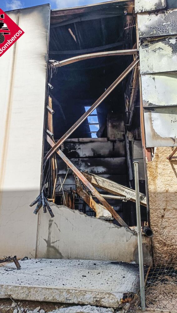 Nave afectada por el incendio en el polígono Catxapets de Crevillent.