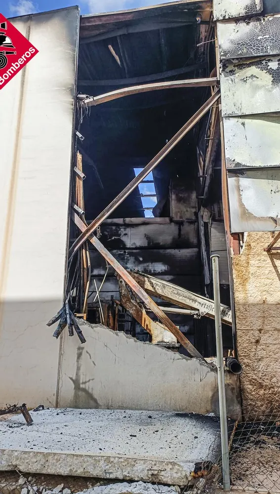 Nave afectada por el incendio en el polígono Catxapets de Crevillent. Nave afectada por el incendio en el polígono Catxapets de Crevillent.