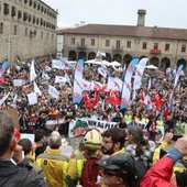 Imaxe da manifestación ao seu remata na praza da Quintana. Foto: CiG Imaxe da manifestación ao seu remata na praza da Quintana. Foto: CiG
