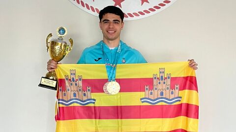 Jordi Mar&iacute;, con uno de los trofeos logrados y la bandera de Ibiza