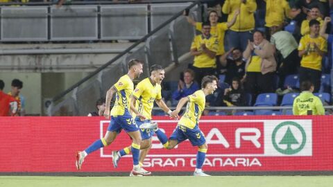 Jugadores de Las Palmas celebran un gol