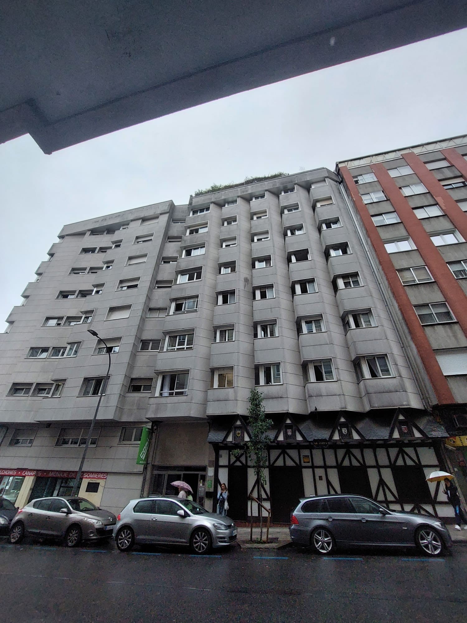 Atendidas 11 personas, 4 de ellas evacuadas al hospital, tras arder una nevera en un piso de Santiago Atendidas 11 personas, 4 de ellas evacuadas al hospital, tras arder una nevera en un piso de Santiago