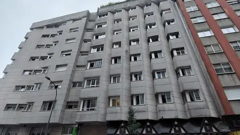 Atendidas 11 personas, 4 de ellas evacuadas al hospital, tras arder una nevera en un piso de Santiago Atendidas 11 personas, 4 de ellas evacuadas al hospital, tras arder una nevera en un piso de Santiago