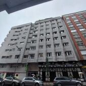 Atendidas 11 personas, 4 de ellas evacuadas al hospital, tras arder una nevera en un piso de Santiago