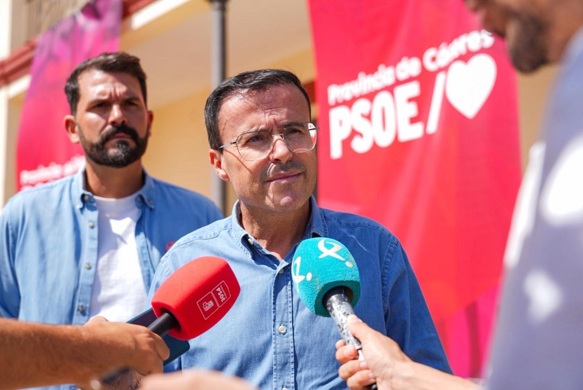 El PSOE extremeño denunciará ante el Defensor del Pueblo la situación del transporte escolar en la región El PSOE extremeño denunciará ante el Defensor del Pueblo la situación del transporte escolar en la región