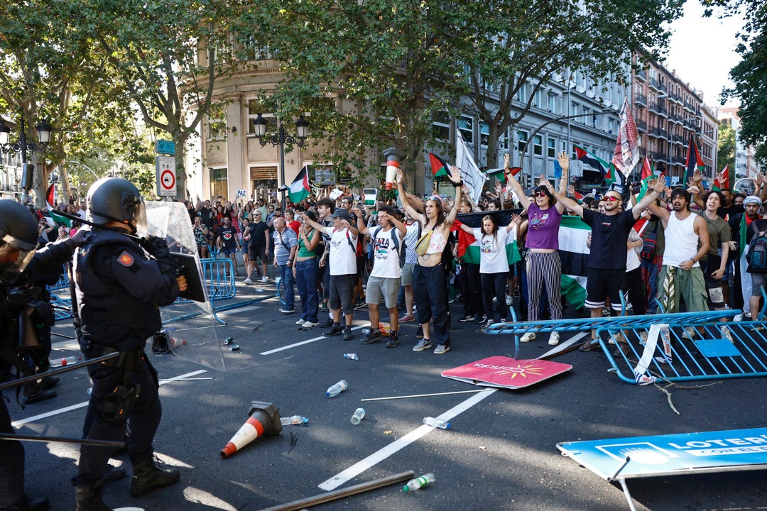 Las protestas propalestinas en La Vuelta alentadas por Pedro Sánchez recrudecen el enfrentamiento político Las protestas propalestinas en La Vuelta alentadas por Pedro Sánchez recrudecen el enfrentamiento político