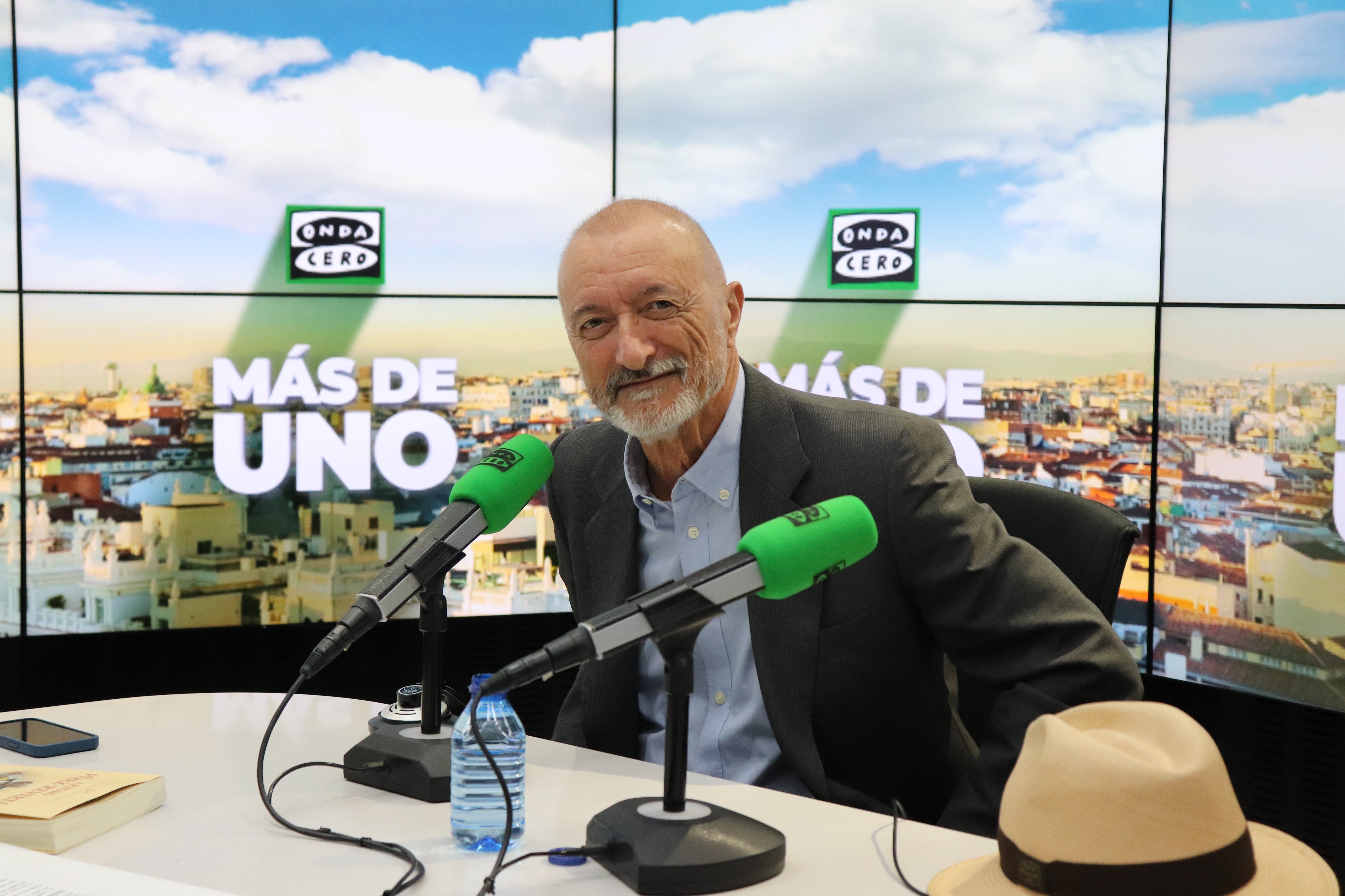Arturo Pérez- Reverte: "El rey, la Guardia Civil y Leo Harlem son los únicos en España que tienen cierta seriedad" Arturo Pérez- Reverte: "El rey, la Guardia Civil y Leo Harlem son los únicos en España que tienen cierta seriedad"