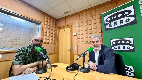 Sergio Mir&oacute; de Onda Cero Canarias y el Presidente del Gobierno de Canarias, Fernando Clavijo en el transcurso de una entrevista en los estudios de Onda Cero Las Palmas