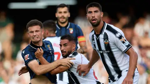 Mellot y Brignani, en una acción del partido frente al Ceuta Mellot y Brignani, en una acción del partido frente al Ceuta