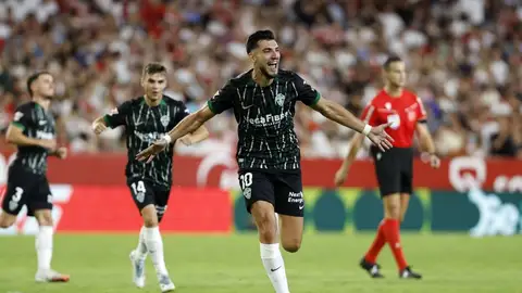 El Elche celebra el gol de Rafa Mir en el Pizjuán. El Elche celebra el gol de Rafa Mir en el Pizjuán.