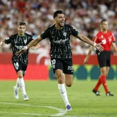El Elche celebra el gol de Rafa Mir en el Pizjuán. El Elche celebra el gol de Rafa Mir en el Pizjuán.