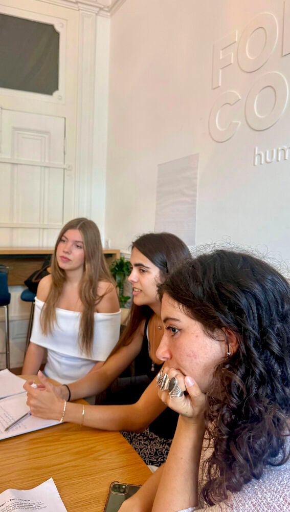 La infanta Sofía con compañeras de estudios en Lisboa. 