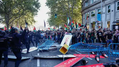 Los manifestantes propalestinos cortan el recorrido de los ciclistas en el Paseo del Prado Los manifestantes propalestinos cortan el recorrido de los ciclistas en el Paseo del Prado