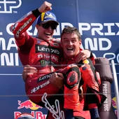 Marc Márquez se recupera de su error del sábado con una nueva victoria Marc Márquez se recupera de su error del sábado con una nueva victoria