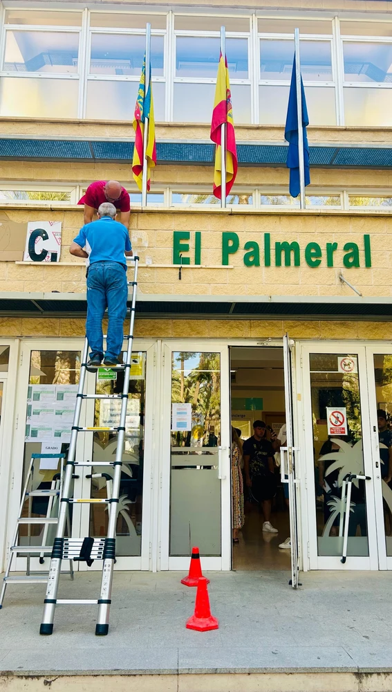 La Plataforma de afectados por la desaparición del IES El Palmeral denuncia el "caótico" inicio de curso en el nuevo CIPFP La Plataforma de afectados por la desaparición del IES El Palmeral denuncia el "caótico" inicio de curso en el nuevo CIPFP