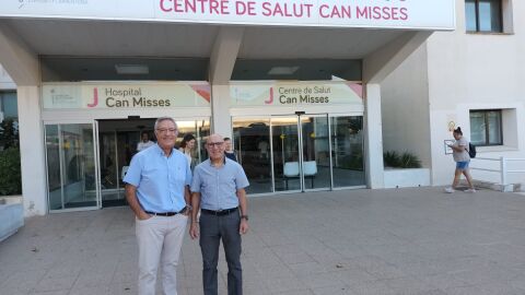 Antonio Vázquez y José González, en las puertas del Edificio J de Can Misses Antonio Vázquez y José González, en las puertas del Edificio J de Can Misses