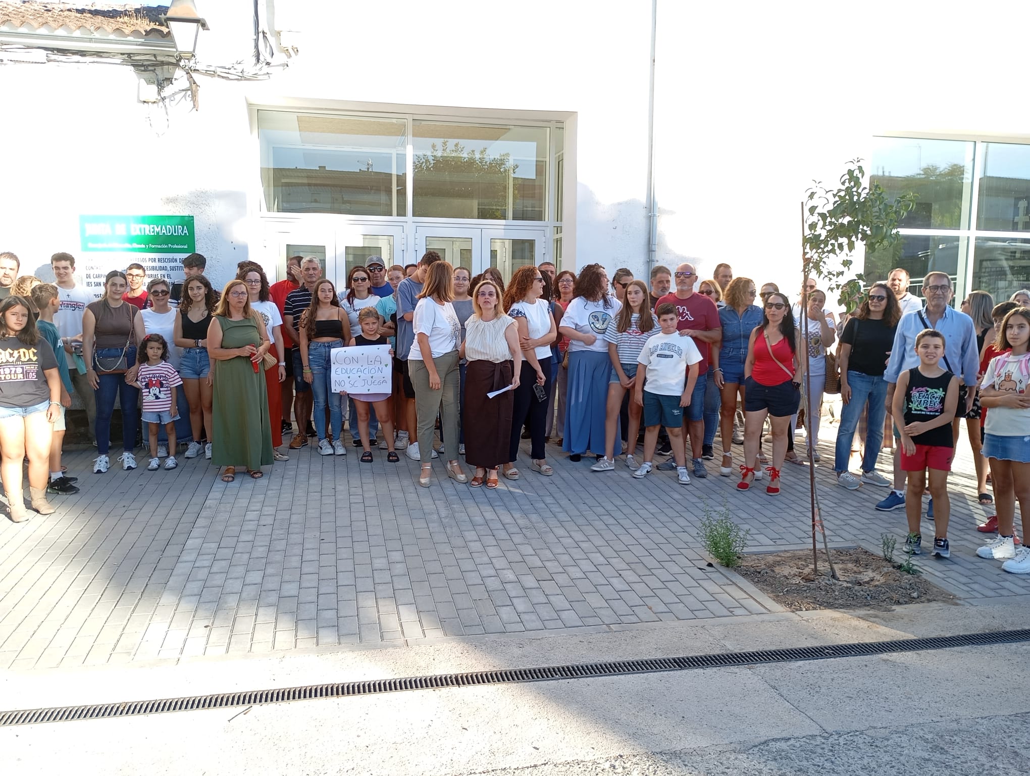 Las familias afectadas por la ausencia de Transporte escolar se manifiestan en Alcántara Las familias afectadas por la ausencia de Transporte escolar se manifiestan en Alcántara