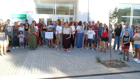 Las familias afectadas por la ausencia de Transporte escolar se manifiestan en Alcántara Las familias afectadas por la ausencia de Transporte escolar se manifiestan en Alcántara