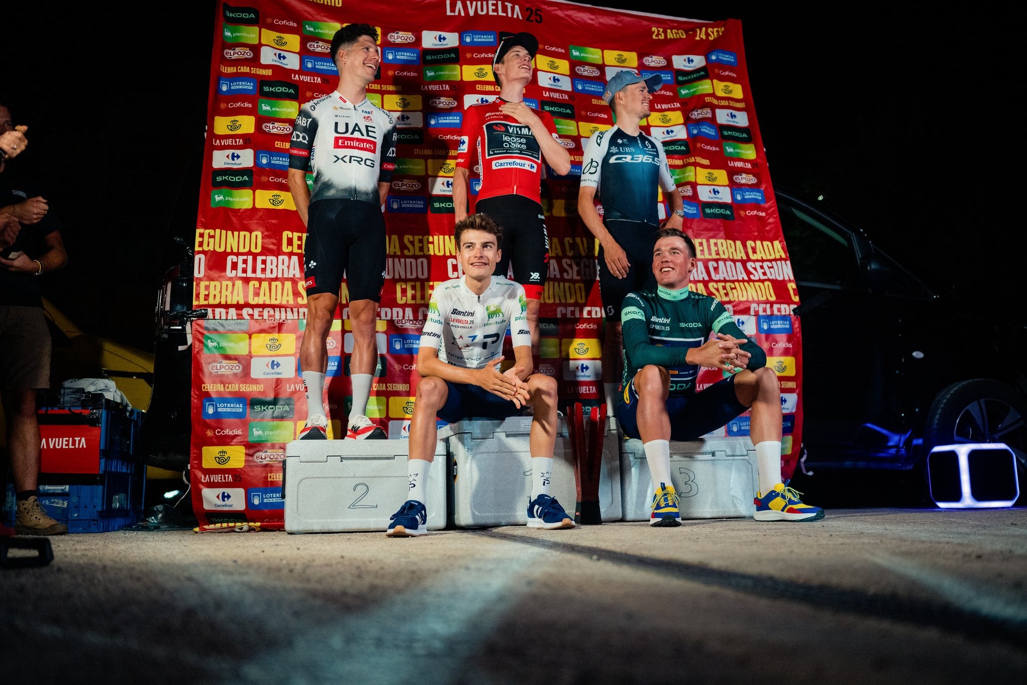 El Visma improvisa un podio para celebrar el triunfo de Vingegaard El Visma improvisa un podio para celebrar el triunfo de Vingegaard