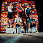 El Visma improvisa un podio para celebrar el triunfo de Vingegaard El Visma improvisa un podio para celebrar el triunfo de Vingegaard