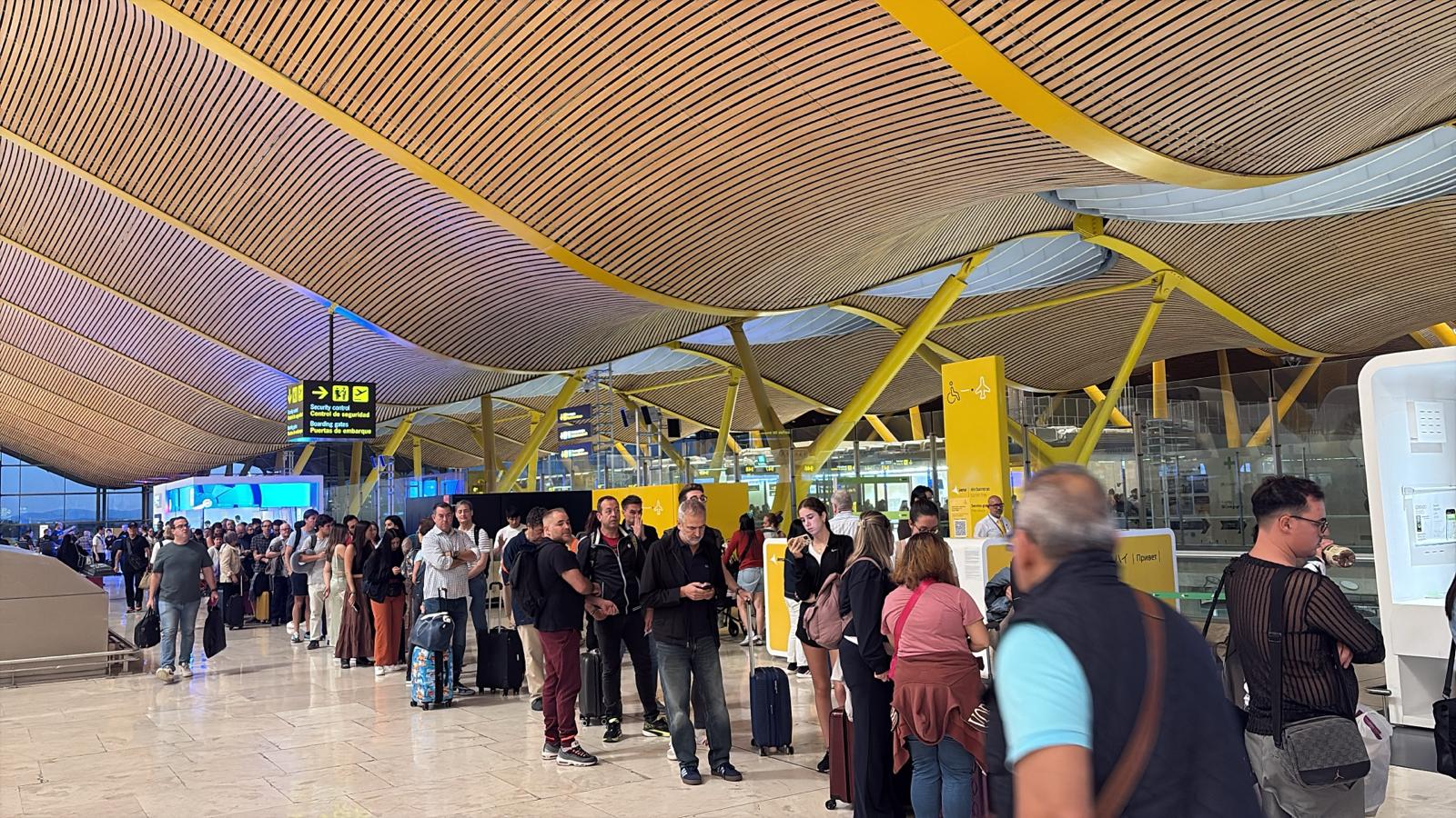 Nueva jornada de caos en el aeropuerto: la huelga de vigilantes de seguridad provoca colas de hasta una hora Nueva jornada de caos en el aeropuerto: la huelga de vigilantes de seguridad provoca colas de hasta una hora