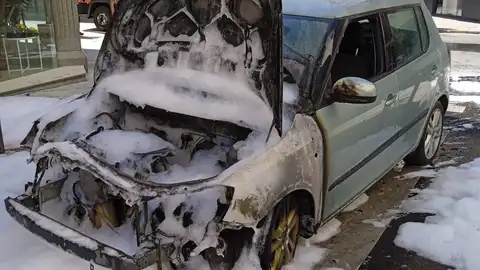 Los bomberos apagaron el incendio del coche Los bomberos apagaron el incendio del coche